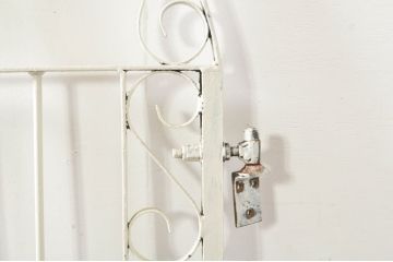 アンティーク建具　ペイント仕上げ限定　かわいいデザインのアイアンゲート1枚(鉄扉、フェンス)(R-076078)