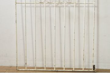 アンティーク建具　ペイント仕上げ限定　かわいいデザインのアイアンゲート1枚(鉄扉、フェンス)(R-076079)