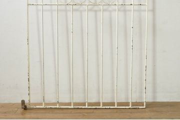 アンティーク建具　ペイント仕上げ限定　かわいいデザインのアイアンゲート1枚(鉄扉、フェンス)(R-076079)