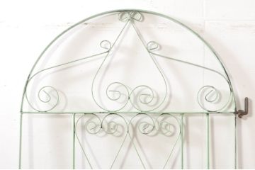 アンティーク建具　ペイント仕上げ限定　かわいいデザインのアイアンゲート1枚(鉄扉、フェンス)(R-076080)