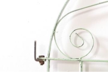 アンティーク建具　ペイント仕上げ限定　かわいいデザインのアイアンゲート1枚(鉄扉、フェンス)(R-076080)