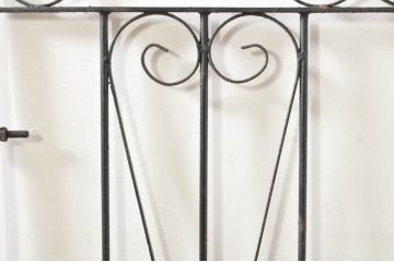 アンティーク建具　ペイント仕上げ限定　かわいいデザインのアイアンゲート1枚(鉄扉、フェンス)(R-076081)