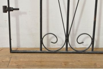 アンティーク建具　ペイント仕上げ限定　かわいいデザインのアイアンゲート1枚(鉄扉、フェンス)(R-076081)