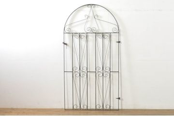 アンティーク建具　ペイント仕上げ限定　かわいいデザインのアイアンゲート1枚(鉄扉、フェンス)(R-076081)