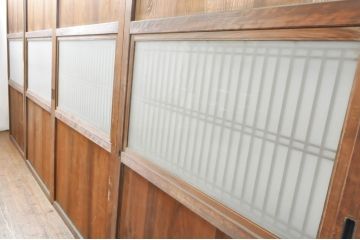 アンティーク建具　心和ませる古い木味が魅力的な組子入りガラス帯戸4枚セット(引き戸、板戸)(R-076085)