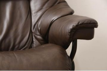 中古　美品　EKORNES(エコーネス)　本革　オットマン付き　ストレスレス レノ クラシック(M)(アームチェア、リクライニングチェア、椅子、一人掛けソファ、1Pソファ)(定価約37万9千円)(R-076090)