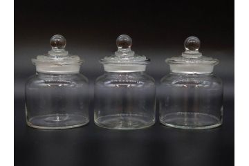アンティーク雑貨　昭和レトロ　お洒落なインテリアとしても活躍してくれる蓋付きガラス瓶3個セット(キャニスター、硝子、ガラスビン、菓子瓶、フタ付き、MADE IN OCCUPIED JAPAN(占領下の日本製)、オキュパイド ジャパン)(R-076197)