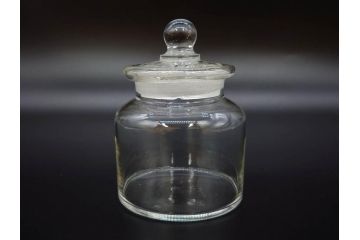 アンティーク雑貨　昭和レトロ　お洒落なインテリアとしても活躍してくれる蓋付きガラス瓶3個セット(キャニスター、硝子、ガラスビン、菓子瓶、フタ付き、MADE IN OCCUPIED JAPAN(占領下の日本製)、オキュパイド ジャパン)(R-076197)