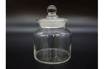 アンティーク雑貨　昭和レトロ　お洒落なインテリアとしても活躍してくれる蓋付きガラス瓶3個セット(キャニスター、硝子、ガラスビン、菓子瓶、フタ付き、MADE IN OCCUPIED JAPAN(占領下の日本製)、オキュパイド ジャパン)(R-076197)
