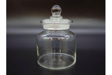 アンティーク雑貨　昭和レトロ　お洒落なインテリアとしても活躍してくれる蓋付きガラス瓶3個セット(キャニスター、硝子、ガラスビン、菓子瓶、フタ付き、MADE IN OCCUPIED JAPAN(占領下の日本製)、オキュパイド ジャパン)(R-076197)