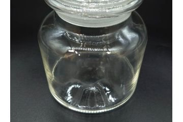 アンティーク雑貨　昭和レトロ　お洒落なインテリアとしても活躍してくれる蓋付きガラス瓶3個セット(キャニスター、硝子、ガラスビン、菓子瓶、フタ付き、MADE IN OCCUPIED JAPAN(占領下の日本製)、オキュパイド ジャパン)(R-076197)
