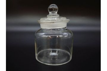 アンティーク雑貨　昭和レトロ　お洒落なインテリアとしても活躍してくれる蓋付きガラス瓶3個セット(キャニスター、硝子、ガラスビン、菓子瓶、フタ付き、MADE IN OCCUPIED JAPAN(占領下の日本製)、オキュパイド ジャパン)(R-076197)