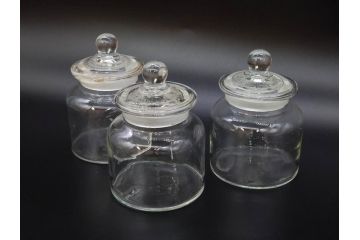 アンティーク雑貨　昭和レトロ　お洒落なインテリアとしても活躍してくれる蓋付きガラス瓶3個セット(キャニスター、硝子、ガラスビン、菓子瓶、フタ付き、MADE IN OCCUPIED JAPAN(占領下の日本製)、オキュパイド ジャパン)(R-076198)