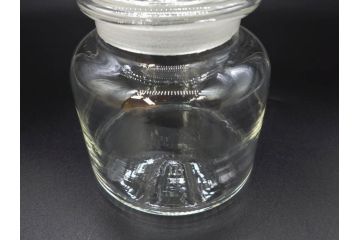 アンティーク雑貨　昭和レトロ　お洒落なインテリアとしても活躍してくれる蓋付きガラス瓶3個セット(キャニスター、硝子、ガラスビン、菓子瓶、フタ付き、MADE IN OCCUPIED JAPAN(占領下の日本製)、オキュパイド ジャパン)(R-076198)