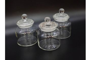 アンティーク雑貨　昭和レトロ　お洒落なインテリアとしても活躍してくれる蓋付きガラス瓶3個セット(キャニスター、硝子、ガラスビン、菓子瓶、フタ付き、MADE IN OCCUPIED JAPAN(占領下の日本製)、オキュパイド ジャパン)(R-076199)