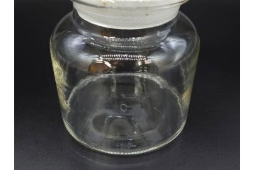 アンティーク雑貨　昭和レトロ　お洒落なインテリアとしても活躍してくれる蓋付きガラス瓶3個セット(キャニスター、硝子、ガラスビン、菓子瓶、フタ付き、MADE IN OCCUPIED JAPAN(占領下の日本製)、オキュパイド ジャパン)(R-076199)