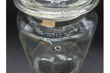 大正〜昭和初期　昭和レトロ　ディスプレイとしてもおすすめな蓋付きガラス瓶2個セット(八角、キャニスター、硝子、ガラスビン、菓子瓶、フタ付き)(R-076200)