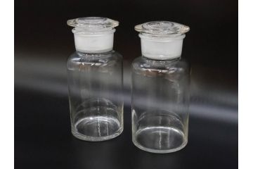 昭和レトロ　昭和初期　色々な使い方が楽しめる蓋付きガラス瓶2個セット(薬瓶、ガラスビン、硝子、メディシンボトル、キャニスター、筒型、フタ付き)(R-076202)
