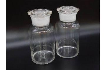 昭和レトロ　昭和初期　色々な使い方が楽しめる蓋付きガラス瓶2個セット(薬瓶、ガラスビン、硝子、メディシンボトル、キャニスター、筒型、フタ付き)(R-076202)