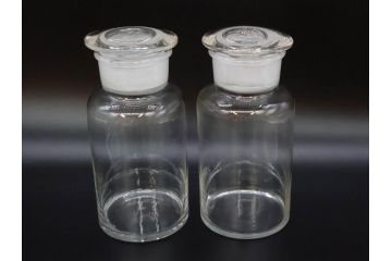 昭和レトロ　昭和初期　色々な使い方が楽しめる蓋付きガラス瓶2個セット(薬瓶、ガラスビン、硝子、メディシンボトル、キャニスター、筒型、フタ付き)(R-076202)