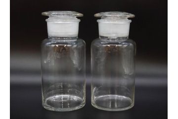 昭和レトロ　昭和初期　色々な使い方が楽しめる蓋付きガラス瓶2個セット(薬瓶、ガラスビン、硝子、メディシンボトル、キャニスター、筒型、フタ付き)(R-076202)