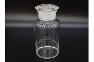 昭和レトロ　昭和初期　色々な使い方が楽しめる蓋付きガラス瓶2個セット(薬瓶、ガラスビン、硝子、メディシンボトル、キャニスター、筒型、フタ付き)(R-076202)