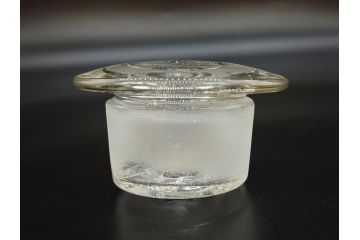 昭和レトロ　昭和初期　色々な使い方が楽しめる蓋付きガラス瓶2個セット(薬瓶、ガラスビン、硝子、メディシンボトル、キャニスター、筒型、フタ付き)(R-076202)