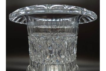 希少　フランス　Baccarat　バカラ　限定150個　57/150　高さ約31cm　気品漂う洗練されたデザインが目を惹く花瓶(フラワーベース、花器、花入、フルレッドクリスタルガラス、ケース付き)(R-076205)