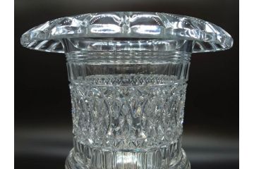 希少　フランス　Baccarat　バカラ　限定150個　57/150　高さ約31cm　気品漂う洗練されたデザインが目を惹く花瓶(フラワーベース、花器、花入、フルレッドクリスタルガラス、ケース付き)(R-076205)