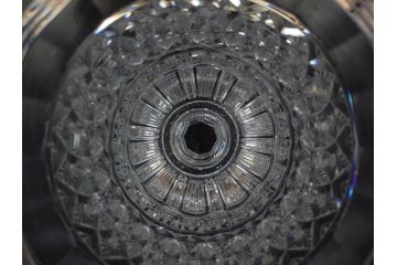 希少　フランス　Baccarat　バカラ　限定150個　57/150　高さ約31cm　気品漂う洗練されたデザインが目を惹く花瓶(フラワーベース、花器、花入、フルレッドクリスタルガラス、ケース付き)(R-076205)
