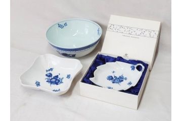 デンマーク　ROYAL COPENHAGEN(ロイヤルコペンハーゲン)　FAJANCE　トランクェーバー　ブルーフラワープレイン　リーフディッシュプレート　ボウル　丁寧に絵付けされた花たちが上品な雰囲気を醸し出す洋食器3点セット(スクエア型、サラダ、深皿、ファイアンス焼き)(R-076216)