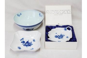 デンマーク　ROYAL COPENHAGEN(ロイヤルコペンハーゲン)　FAJANCE　トランクェーバー　ブルーフラワープレイン　リーフディッシュプレート　ボウル　丁寧に絵付けされた花たちが上品な雰囲気を醸し出す洋食器3点セット(スクエア型、サラダ、深皿、ファイアンス焼き)(R-076216)