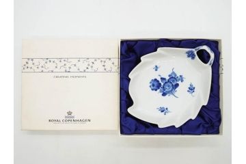 デンマーク　ROYAL COPENHAGEN(ロイヤルコペンハーゲン)　FAJANCE　トランクェーバー　ブルーフラワープレイン　リーフディッシュプレート　ボウル　丁寧に絵付けされた花たちが上品な雰囲気を醸し出す洋食器3点セット(スクエア型、サラダ、深皿、ファイアンス焼き)(R-076216)