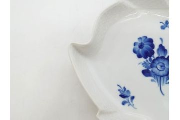 デンマーク　ROYAL COPENHAGEN(ロイヤルコペンハーゲン)　FAJANCE　トランクェーバー　ブルーフラワープレイン　リーフディッシュプレート　ボウル　丁寧に絵付けされた花たちが上品な雰囲気を醸し出す洋食器3点セット(スクエア型、サラダ、深皿、ファイアンス焼き)(R-076216)