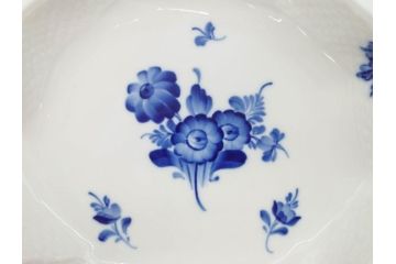 デンマーク　ROYAL COPENHAGEN(ロイヤルコペンハーゲン)　FAJANCE　トランクェーバー　ブルーフラワープレイン　リーフディッシュプレート　ボウル　丁寧に絵付けされた花たちが上品な雰囲気を醸し出す洋食器3点セット(スクエア型、サラダ、深皿、ファイアンス焼き)(R-076216)