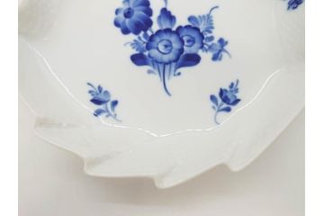 デンマーク　ROYAL COPENHAGEN(ロイヤルコペンハーゲン)　FAJANCE　トランクェーバー　ブルーフラワープレイン　リーフディッシュプレート　ボウル　丁寧に絵付けされた花たちが上品な雰囲気を醸し出す洋食器3点セット(スクエア型、サラダ、深皿、ファイアンス焼き)(R-076216)