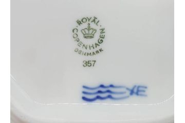 デンマーク　ROYAL COPENHAGEN(ロイヤルコペンハーゲン)　FAJANCE　トランクェーバー　ブルーフラワープレイン　リーフディッシュプレート　ボウル　丁寧に絵付けされた花たちが上品な雰囲気を醸し出す洋食器3点セット(スクエア型、サラダ、深皿、ファイアンス焼き)(R-076216)