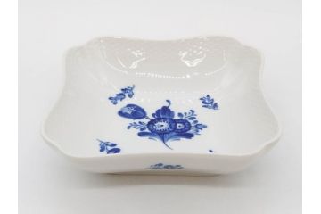 デンマーク　ROYAL COPENHAGEN(ロイヤルコペンハーゲン)　FAJANCE　トランクェーバー　ブルーフラワープレイン　リーフディッシュプレート　ボウル　丁寧に絵付けされた花たちが上品な雰囲気を醸し出す洋食器3点セット(スクエア型、サラダ、深皿、ファイアンス焼き)(R-076216)