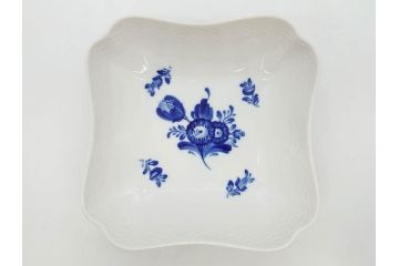 デンマーク　ROYAL COPENHAGEN(ロイヤルコペンハーゲン)　FAJANCE　トランクェーバー　ブルーフラワープレイン　リーフディッシュプレート　ボウル　丁寧に絵付けされた花たちが上品な雰囲気を醸し出す洋食器3点セット(スクエア型、サラダ、深皿、ファイアンス焼き)(R-076216)