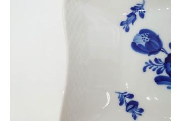 デンマーク　ROYAL COPENHAGEN(ロイヤルコペンハーゲン)　FAJANCE　トランクェーバー　ブルーフラワープレイン　リーフディッシュプレート　ボウル　丁寧に絵付けされた花たちが上品な雰囲気を醸し出す洋食器3点セット(スクエア型、サラダ、深皿、ファイアンス焼き)(R-076216)