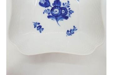 デンマーク　ROYAL COPENHAGEN(ロイヤルコペンハーゲン)　FAJANCE　トランクェーバー　ブルーフラワープレイン　リーフディッシュプレート　ボウル　丁寧に絵付けされた花たちが上品な雰囲気を醸し出す洋食器3点セット(スクエア型、サラダ、深皿、ファイアンス焼き)(R-076216)
