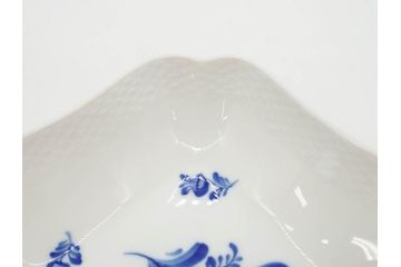 デンマーク　ROYAL COPENHAGEN(ロイヤルコペンハーゲン)　FAJANCE　トランクェーバー　ブルーフラワープレイン　リーフディッシュプレート　ボウル　丁寧に絵付けされた花たちが上品な雰囲気を醸し出す洋食器3点セット(スクエア型、サラダ、深皿、ファイアンス焼き)(R-076216)
