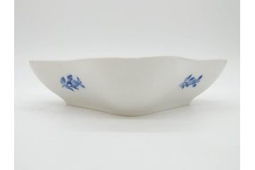 デンマーク　ROYAL COPENHAGEN(ロイヤルコペンハーゲン)　FAJANCE　トランクェーバー　ブルーフラワープレイン　リーフディッシュプレート　ボウル　丁寧に絵付けされた花たちが上品な雰囲気を醸し出す洋食器3点セット(スクエア型、サラダ、深皿、ファイアンス焼き)(R-076216)