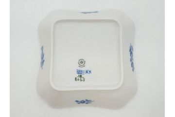 デンマーク　ROYAL COPENHAGEN(ロイヤルコペンハーゲン)　FAJANCE　トランクェーバー　ブルーフラワープレイン　リーフディッシュプレート　ボウル　丁寧に絵付けされた花たちが上品な雰囲気を醸し出す洋食器3点セット(スクエア型、サラダ、深皿、ファイアンス焼き)(R-076216)