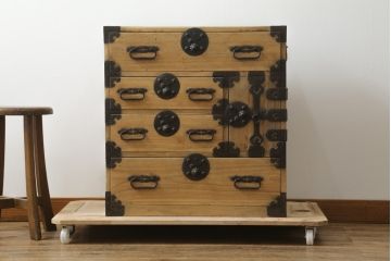 和製アンティーク　前面桐材　明るい木色に黒々とした金具が映える庄内小箪笥(桐箪笥、桐たんす、整理タンス、衣装たんす、古箪笥、時代箪笥、収納箪笥、引き出し)(R-076219)
