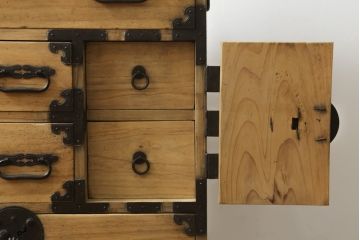 和製アンティーク　前面桐材　明るい木色に黒々とした金具が映える庄内小箪笥(桐箪笥、桐たんす、整理タンス、衣装たんす、古箪笥、時代箪笥、収納箪笥、引き出し)(R-076219)