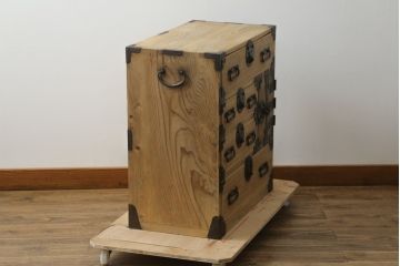 和製アンティーク　前面桐材　明るい木色に黒々とした金具が映える庄内小箪笥(桐箪笥、桐たんす、整理タンス、衣装たんす、古箪笥、時代箪笥、収納箪笥、引き出し)(R-076219)