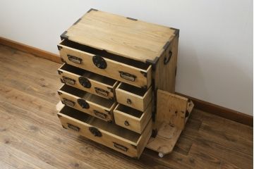 和製アンティーク　前面桐材　明るい木色に黒々とした金具が映える庄内小箪笥(桐箪笥、桐たんす、整理タンス、衣装たんす、古箪笥、時代箪笥、収納箪笥、引き出し)(R-076219)