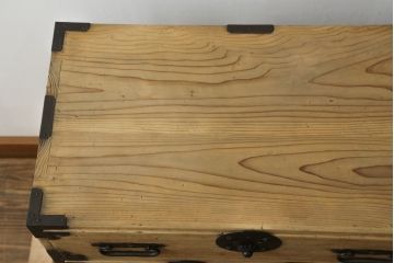 和製アンティーク　前面桐材　明るい木色に黒々とした金具が映える庄内小箪笥(桐箪笥、桐たんす、整理タンス、衣装たんす、古箪笥、時代箪笥、収納箪笥、引き出し)(R-076219)