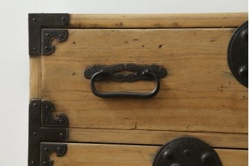 和製アンティーク　前面桐材　明るい木色に黒々とした金具が映える庄内小箪笥(桐箪笥、桐たんす、整理タンス、衣装たんす、古箪笥、時代箪笥、収納箪笥、引き出し)(R-076219)